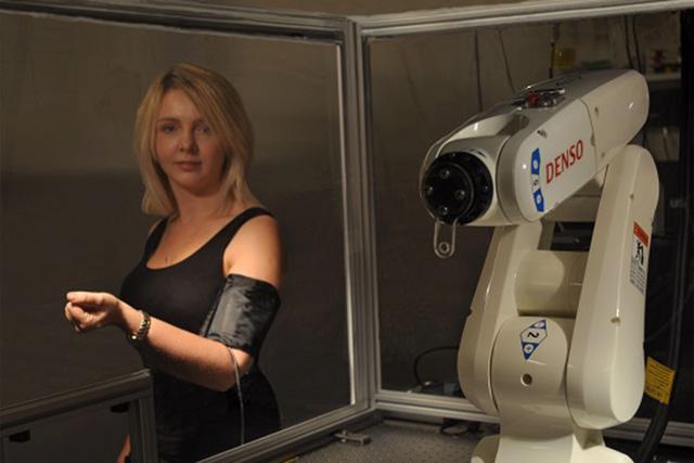 Wearable optical sensor controls prosthetic limbs