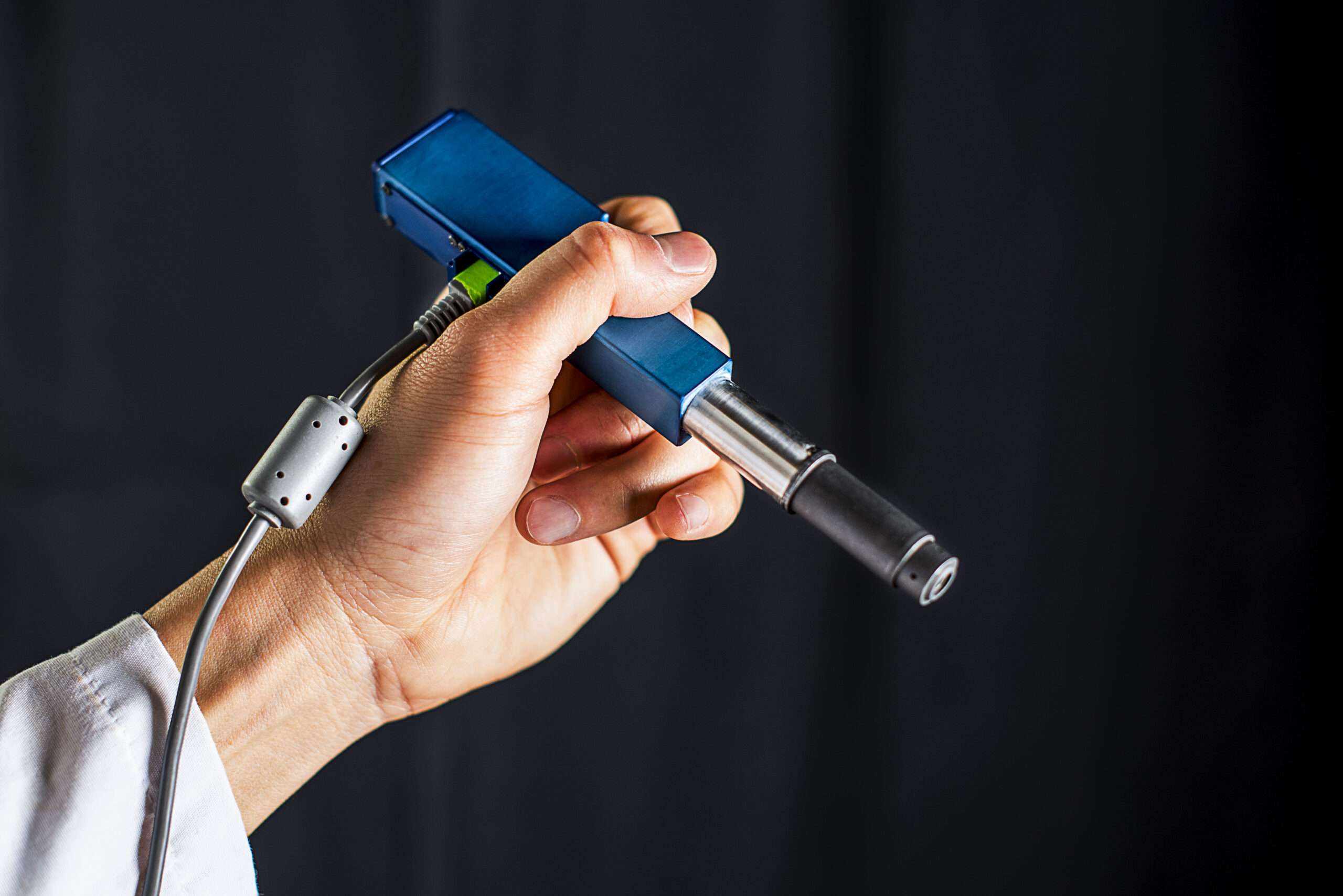 Handheld microscope identifies cancer cells during surgery