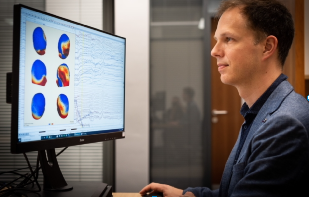 Passive EEG assessment detects cognitive decline early